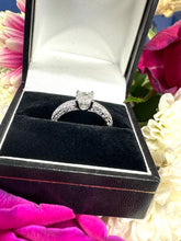 Load image into Gallery viewer, Stunning Diamond Ring!