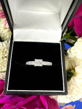 Load image into Gallery viewer, Stunning Diamond Ring!