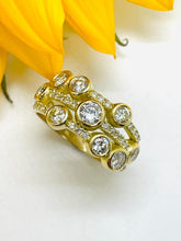 Load image into Gallery viewer, Dazzling Diamond Ring Set in 18ct Yellow Gold
