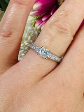Load image into Gallery viewer, Stunning Diamond Ring!