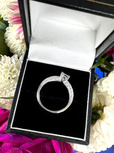 Load image into Gallery viewer, Stunning Diamond Ring!