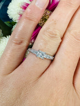 Load image into Gallery viewer, Stunning Diamond Ring!