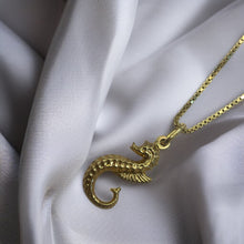 Load image into Gallery viewer, Sumptuous 18ct Gold Seahorse Pendant & Chain