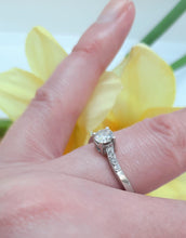 Load image into Gallery viewer, 18ct White Gold Ring