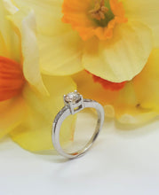 Load image into Gallery viewer, 18ct White Gold Ring