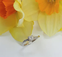 Load image into Gallery viewer, 18ct White Gold Ring