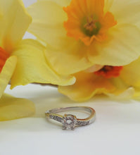 Load image into Gallery viewer, 18ct White Gold Ring