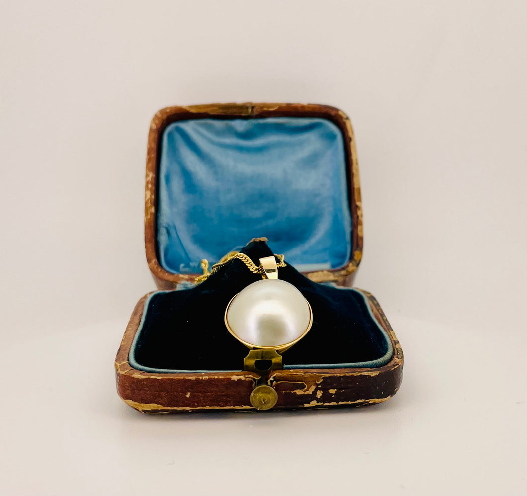 Mabé Pearl Pendant in 14ct Yellow Gold with Chain