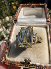 Load image into Gallery viewer, Exquisite Emerald Cut Diamond Ring
