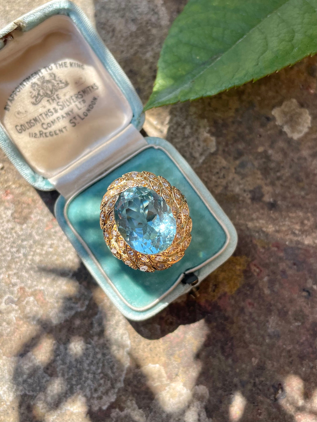 Mesmerising Aqua & Diamond Ring in 18ct Gold