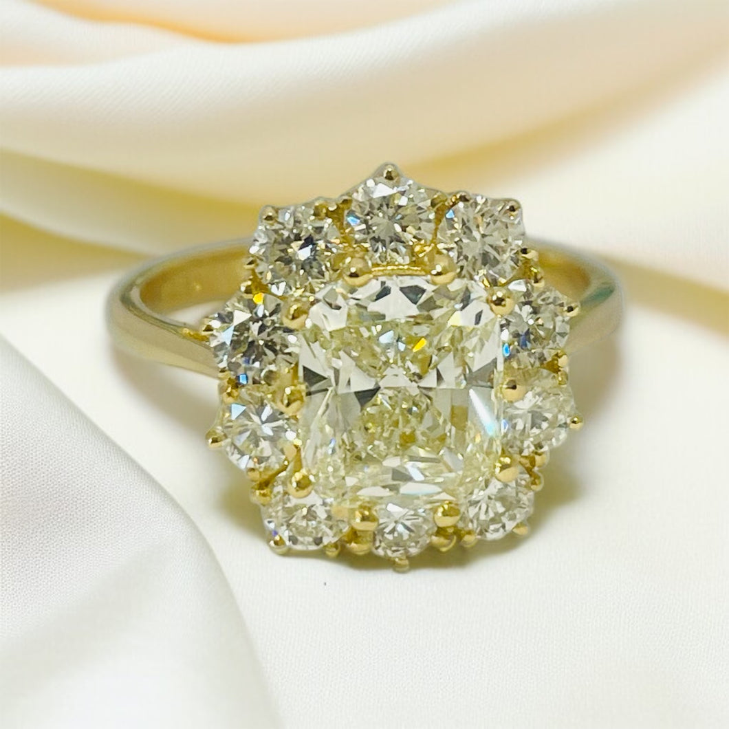 Spectacular Diamond Ring in 18ct Yellow Gold