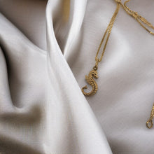 Load image into Gallery viewer, Sumptuous 18ct Gold Seahorse Pendant &amp; Chain
