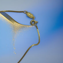 Load image into Gallery viewer, Sumptuous 18ct Gold Seahorse Pendant &amp; Chain
